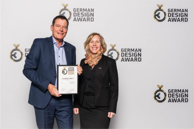 Klaus Wuchner, Geschäftsführer für Vertrieb und Marketing, und Christiane Berning, Leiterin der Abteilung Marketing und Business Development, nahmen den „German Design Award“ 2020 für das Markisenmodell MX-3 von markilux Anfang Februar in Frankfurt am Main entgegen. - Foto: markilux