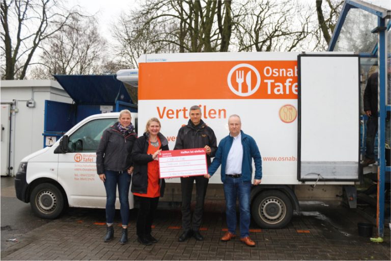 Sandra Hermsmeyer (HLB Klein Mönstermann), Birgitta Marquardt-Meer (Kindertafel Osnabrück e. V.) und Hermann Große-Marke (1. Vorsitzender Tafel Osnabrück e. V.), Dr. Christoph Averdiek-Bolwin (Partner bei HLB Klein Mönstermann). - Foto: Osnabrücker Kindertafel e. V.