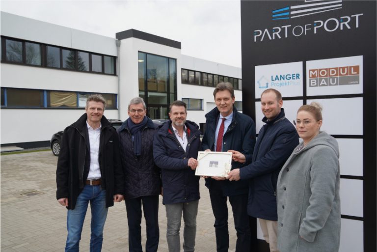 Freuen sich über den gelungenen Start des Part of Port: (v. li.) Dietmar Lager von der Wirtschaftsförderung, Ortsbürgermeister Werner Hartke, Geschäftsführer Mathias Langer, Oberbürgermeister Dieter Krone, Geschäftsführer Thomas Langer und Mitarbeiterin Sabrina Herrgott. - Foto: Part of Port