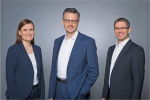 Beiratsvorsitzender Dr. Hettich, Jana Schönfeld und Sascha Groß, Geschäftsführung der Hettich Holding. - Foto: Jan Voth, Hettich