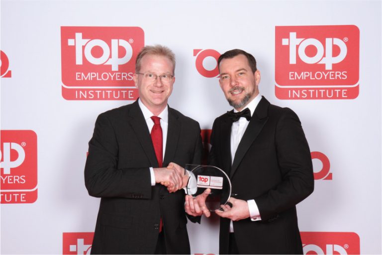 Von links: Eckhard Stach (Leiter Recruiting und Personalmarketing WAGO) nimmt die Auszeichnung „Top Employer Ingenieure Deutschland“ von Steffen Neefe (Country Manager DACH, Top Employers Institute) entgegen. - Foto: WAGO