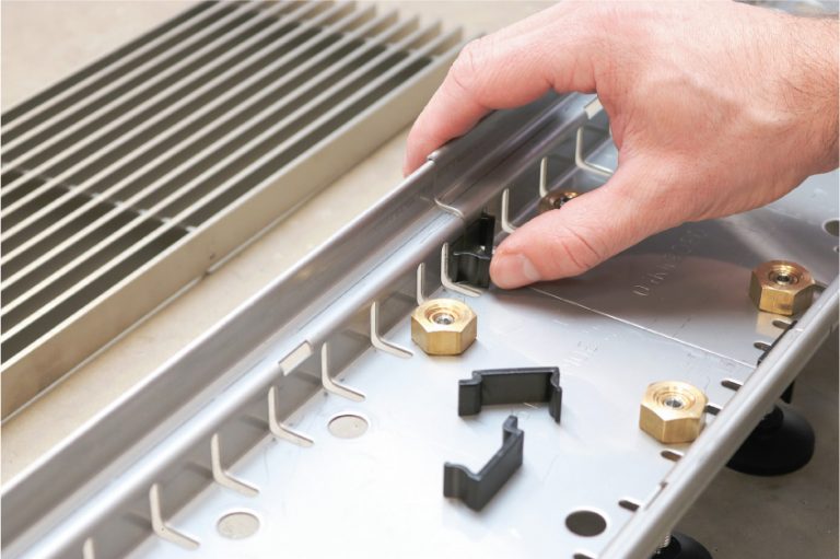 Der SitaDrain® Kastenrinne Clip verbindet zwei Kastenrinnen in Bestzeit: Die praktischen Verbinder werden einfach rechts und links eingeclippt. - Foto: Sita Bauelemente GmbH