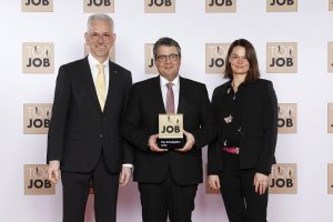 Sigmar Gabriel, ehemaliger Vizekanzler, überreichte Sita Geschäftsführer Thomas Kleinegees und Manuela Holtkamp, Assistentin der Geschäftsleitung, das Top Job-Siegel 2020 für vorbildliche Arbeitsplatzkultur. Foto: zeag GmbH