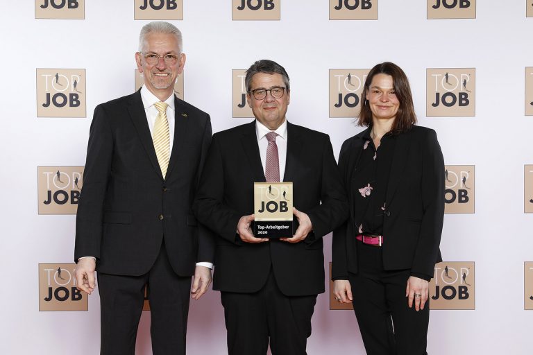 Sigmar Gabriel, ehemaliger Vizekanzler, überreichte Sita Geschäftsführer Thomas Kleinegees und Manuela Holtkamp, Assistentin der Geschäftsleitung, das Top Job-Siegel 2020 für vorbildliche Arbeitsplatzkultur. Foto: zeag GmbH