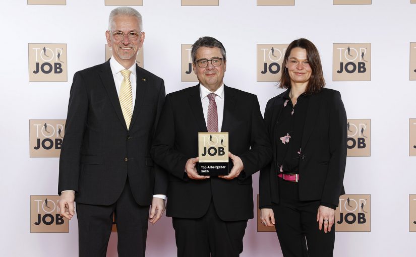 Sigmar Gabriel, ehemaliger Vizekanzler, überreichte Sita Geschäftsführer Thomas Kleinegees und Manuela Holtkamp, Assistentin der Geschäftsleitung, das Top Job-Siegel 2020 für vorbildliche Arbeitsplatzkultur. Foto: zeag GmbH