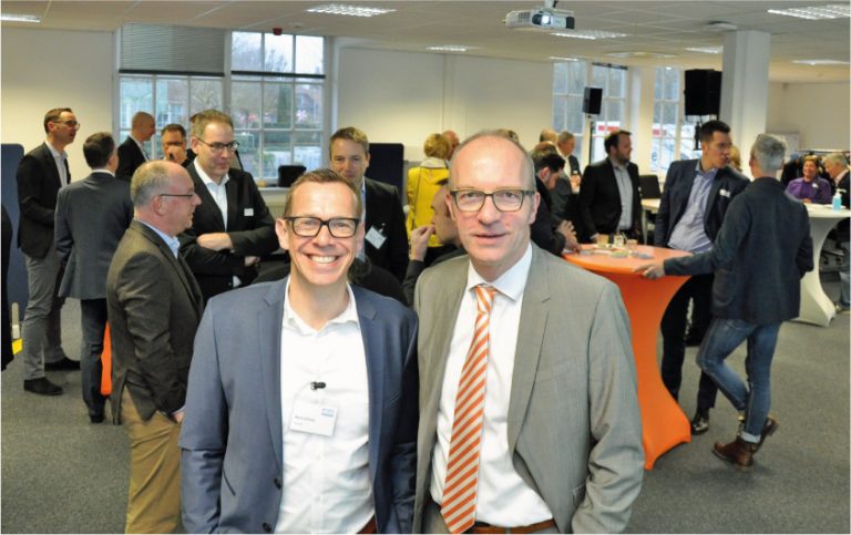 Zum Business Breakfast begrüßten Boris Scholz (l.) von der Arvato Supply Chain Solutions und WFM-Geschäftsführer Dr. Thomas Robbers (r.) 80 Wirtschaftsvertreter am Arvato-Standort in Wolbeck. Foto: Wirtschaftsförderung Münster GmbH/Martin Rühle