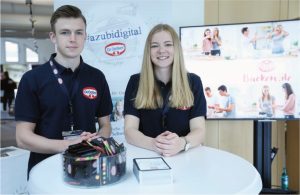 Auszubildende stellen die verschiedenen Ausbildungsberufe und die Initiative #azubidigital vor. - Foto: © Dr. August Oetker Nahrungsmittel KG
