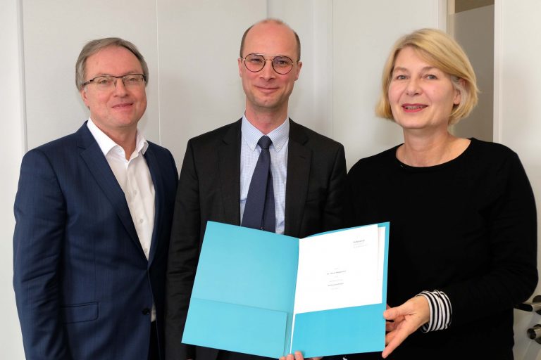 Prof. Dr. Uwe Rössler, Leiter des Fachbereiches Wirtschaft und Gesundheit, Prof. Dr. Oliver Middendorf, Spezialist für Immobiliensteuerrecht bei HLB Stückmann und Honorarprofessor an der FH Bielefeld, die Präsidentin der FH Bielefeld, Prof. Dr. Ingeborg Schramm-Wölk. - Foto: FH Bielefeld/Sarah Heise