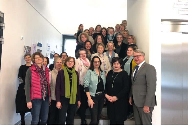 HWK-Vorstandsmitglied Rosemarie Ehrlich (vorne, 2.v.r.), HWK-Hauptgeschäftsführer Thomas Banasiewicz (vorne, rechts) sowie Gleichstellungsbeauftragte Karin Tomkötter (vorne, 3.v.r.) im Austausch mit den Mitarbeiterinnen der Handwerkskammer Münster. - Foto: HWK Münster