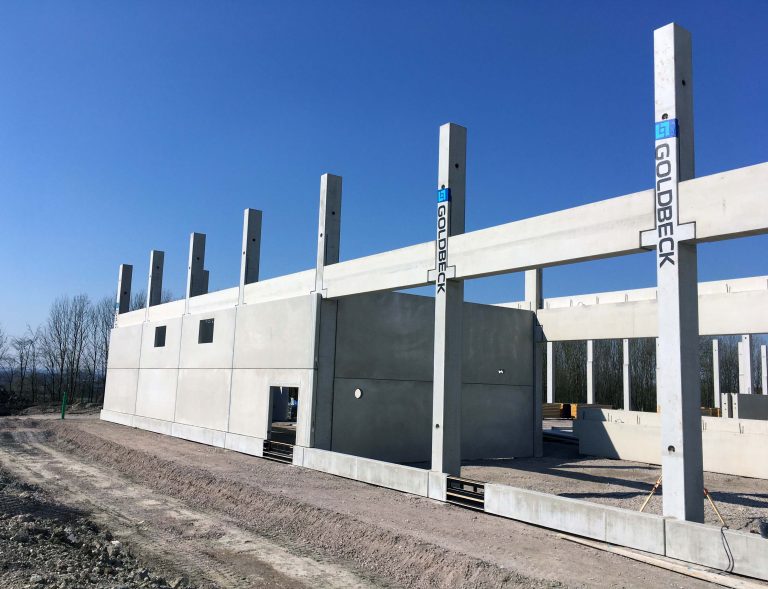 Die neue Produktions- und Lagehalle nimmt Gestalt an: Ein weithin sichtbarer Meilenstein im Baufortschritt sind die Betonstützen des Bauunternehmens Goldbeck, die jetzt aufgestellt und verankert wurden. - Foto: Goldbeck Niederlassung Münster