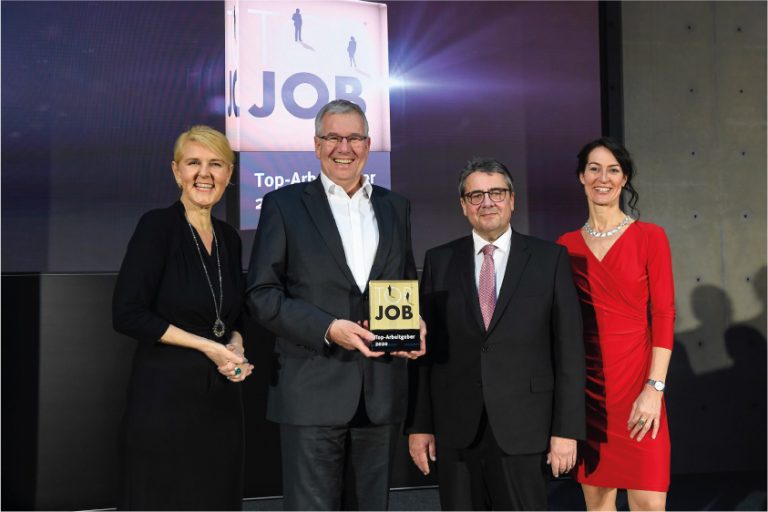 (von links) Heike Bruch (wissenschaftliche Leitung, Universität St. Gallen), Holger Piening (Geschäftsführender Gesellschafter), Sigmar Gabriel (Ehemaliger Vizekanzler und TOP JOB-Schirmherr), Silke Masurat (Geschäftsführerin zeag) Das „Top Job“ Arbeitgebersiegel - Foto: zeag GmbH