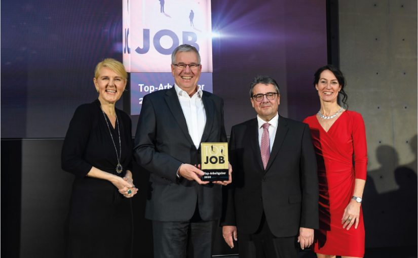 (von links) Heike Bruch (wissenschaftliche Leitung, Universität St. Gallen), Holger Piening (Geschäftsführender Gesellschafter), Sigmar Gabriel (Ehemaliger Vizekanzler und TOP JOB-Schirmherr), Silke Masurat (Geschäftsführerin zeag) Das „Top Job“ Arbeitgebersiegel - Foto: zeag GmbH