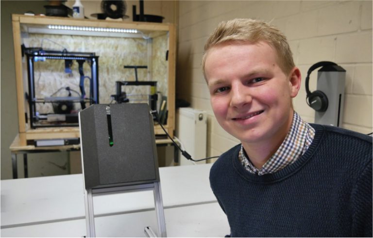 Victor große Macke mit dem inzwischen 13. Protoypen des Farmerscent-Diffusers. Foto: WFO, Ingmar Bojes