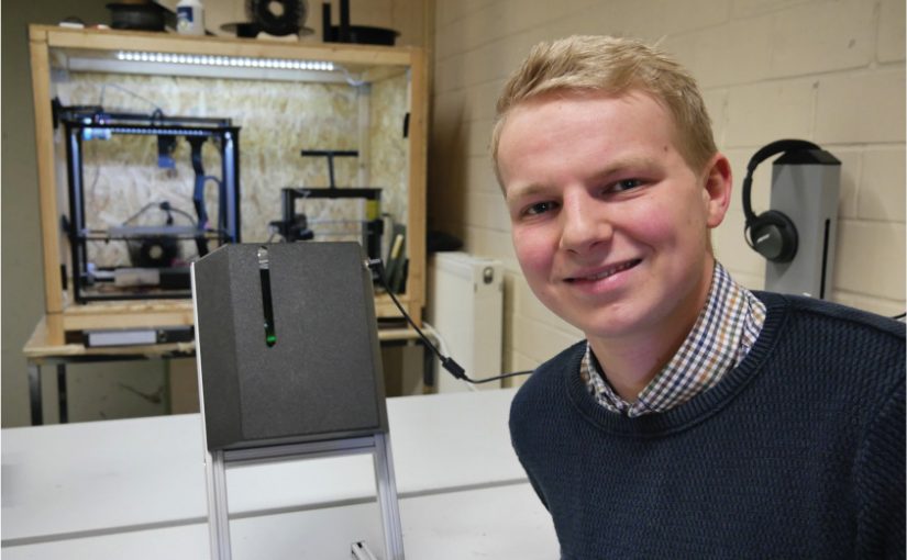 Victor große Macke mit dem inzwischen 13. Protoypen des Farmerscent-Diffusers. Foto: WFO, Ingmar Bojes