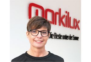 Heike Reinermann, Personalleiterin bei markilux, ist überzeugt, dass der Einstieg in den Beruf nach Ausbildung oder Studium erfolgreicher verläuft, wenn er gut betreut wird. Daher bietet das Unternehmen Nachwuchskräften verschiedene Einstiegsprogramme an, die in die Praxis einführen. - Foto: markilux
