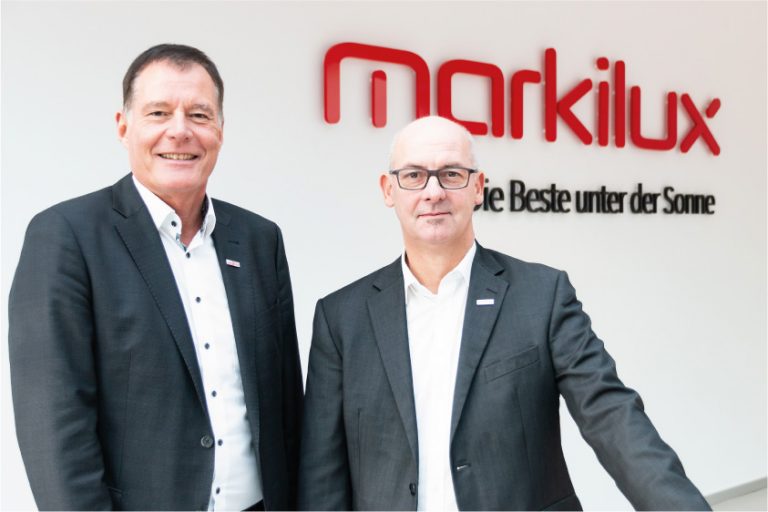 Klaus Wuchner, Geschäftsführer für Vertrieb und Marketing und Michael Gerling, Geschäftsführer für Technik und Produktion, können sich über ein erfolgreiches Geschäftsjahr 2019 von markilux freuen. Denn der Markisenhersteller hat seinen Umsatz zum Vorjahr erneut gesteigert. Und zwar um acht Millionen Euro auf eine Gesamtsumme von 97 Millionen Euro. - Foto: markilux