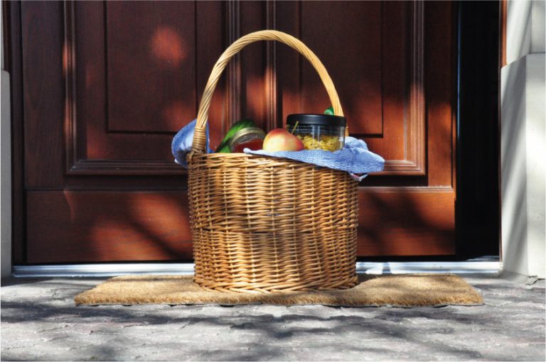 Für viele Menschen die einzige Möglichkeit, sich zu versorgen: Lieferung bis vor die Haustür. Korb vor Haustür - Foto: © Münsterland e.V.