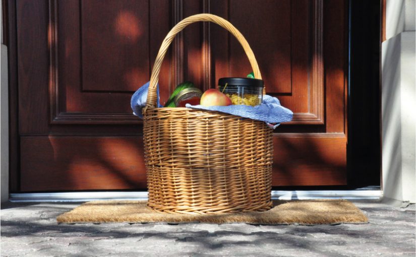 Für viele Menschen die einzige Möglichkeit, sich zu versorgen: Lieferung bis vor die Haustür. Korb vor Haustür - Foto: © Münsterland e.V.