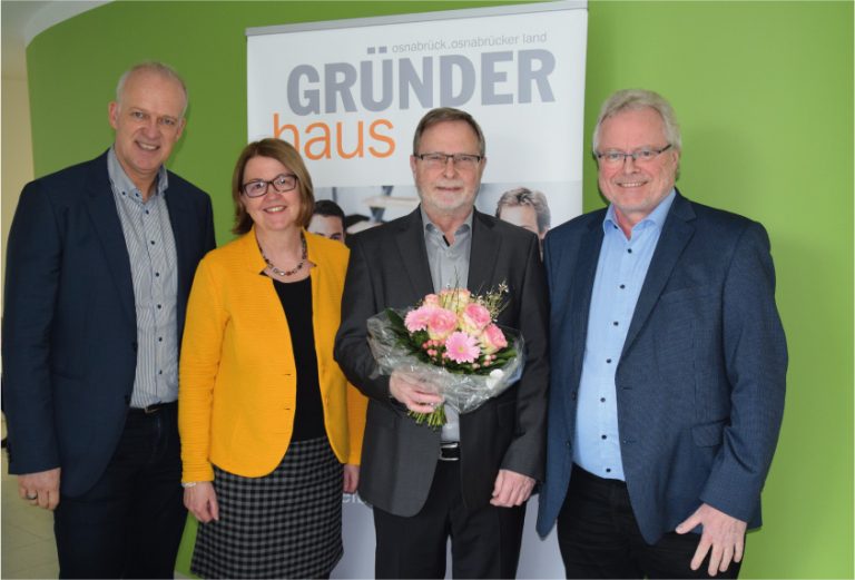 Wechsel in der Leitung des Gründerhauses Osnabrück. Osn-abrücker Land: Rolf-Thomas Schneider (2. v.r.) übergab den Staffelstab an seinen Nachfolger Martin Niemann (links). Der Geschäftsführer der Wirtschaftsförderungsgesellschaft Osnab-rücker Land WIGOS, Siegfried Averhage, dankte Schneider ebenso wie Gründerhaus-Kollegin Ingrid Haendel für die enga-gierte Arbeit. Hinweis: Das Bild wurde bereits vor dem Kontakt-verbot im Zuge der Eindämmung des Coronavirus gemacht. Foto: ICO / Wiebke Vollbrecht