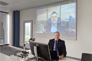 Der Schulleiter des bib International College, Frank Lammersen, in der Telefonkonferenz mit dem Leiter der Fachhochschule der Wirtschaft, Prof. Dr. Stefan Nieland (auf dem Bildschirm) - Foto: bib International College