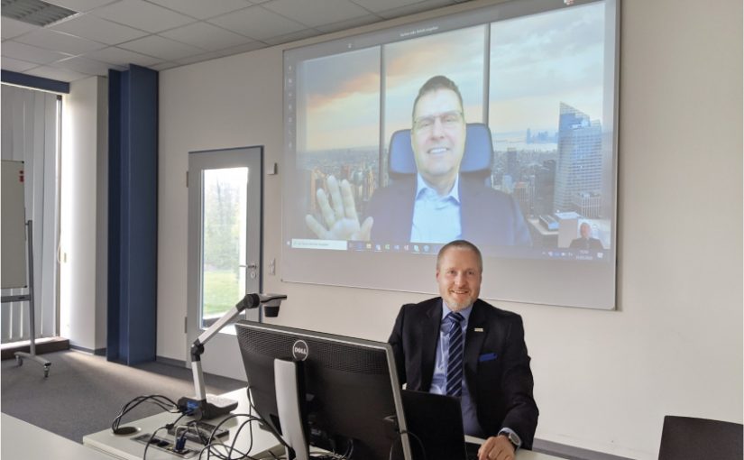 Der Schulleiter des bib International College, Frank Lammersen, in der Telefonkonferenz mit dem Leiter der Fachhochschule der Wirtschaft, Prof. Dr. Stefan Nieland (auf dem Bildschirm) - Foto: bib International College