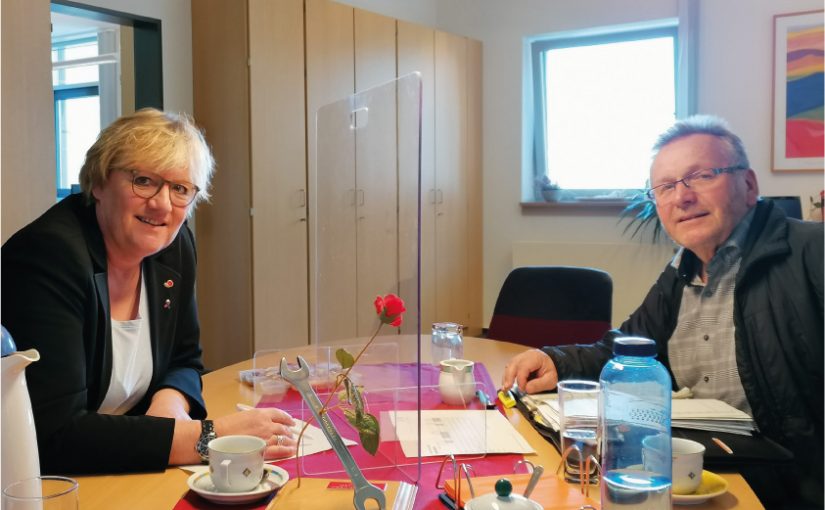 ALEXA-Azubicoach Heike Görder im Gespräch mit Manfred Kreisel, Schulleiter am Lüttfeld-Berufskolleg in Lemgo - Foto: GILDE