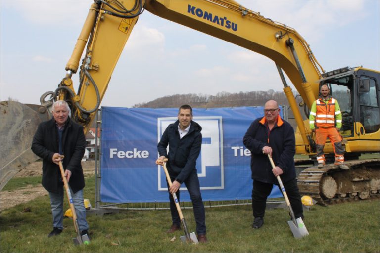 Spatenstich am „Am Spring“ in Siddinghausen mit (v. l.) Ortsvorsteher Johannes Schäfers, Bürgermeister Burkhard Schwuchow und Peter Salmen (Vorsitzender des Ausschusses für Bauen, Umwelt und Stadtentwicklung) sowie Marvin Neumann vom ausführenden Tiefbau-Unternehmen Fecke-Bau. - Foto: Stadt Büren