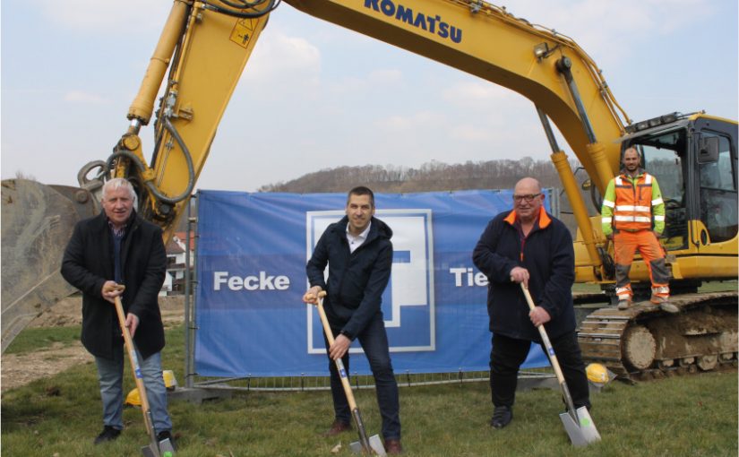 Spatenstich am „Am Spring“ in Siddinghausen mit (v. l.) Ortsvorsteher Johannes Schäfers, Bürgermeister Burkhard Schwuchow und Peter Salmen (Vorsitzender des Ausschusses für Bauen, Umwelt und Stadtentwicklung) sowie Marvin Neumann vom ausführenden Tiefbau-Unternehmen Fecke-Bau. - Foto: Stadt Büren