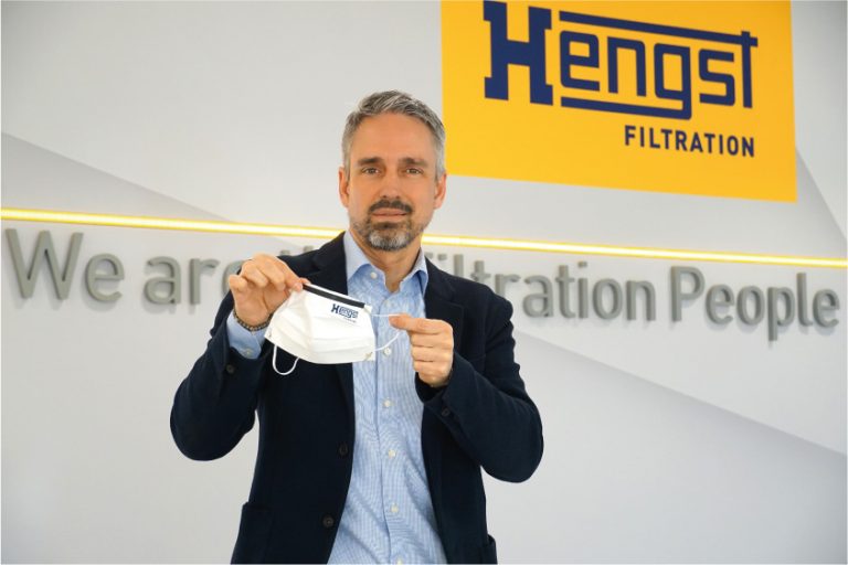 Jens Röttgering, Inhaber Hengst Filtration, mit dem ersten Exemplar der Hengst Mund-Nasen-Maske. - Foto: Hengst
