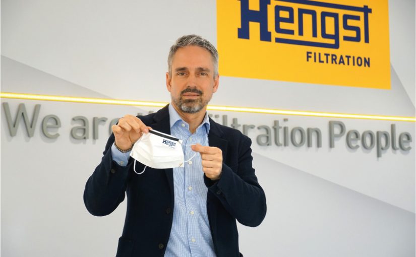 Jens Röttgering, Inhaber Hengst Filtration, mit dem ersten Exemplar der Hengst Mund-Nasen-Maske. - Foto: Hengst