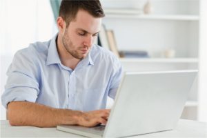 Menschen im Kreis Lippe, die jetzt im Homeoffice arbeiten, sollten unbedingt die Pausenzeiten einhalten und sich dabei Anregungen aus dem aktuellen Online-Präventionsprogramm der AOK NORDWEST holen. Foto: AOK/hfr.