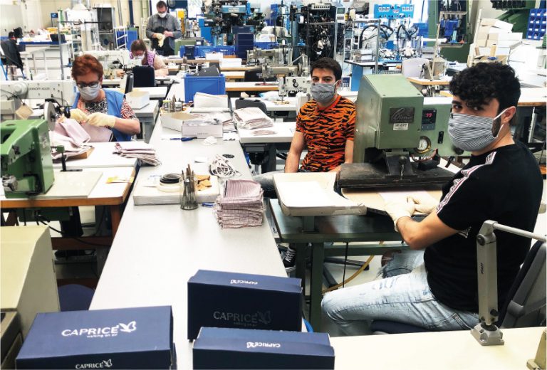 Fachkräfte der Entwicklungsabteilung der CAPRICE Schuhfabrik fertigen Mund- und Nasenbedeckungen, die Pflegeheimen kostenlos zur Verfügung gestellt werden. - Foto: Wortmann