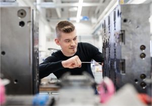 Weidmüller investiert nachhaltig in die Ausbildung junger Menschen. Mehr als 100 Auszubildende beschäftigt das Unternehmen. - Foto: Weidmüller
