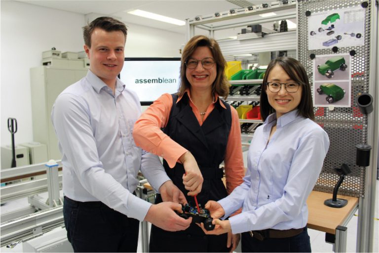 Alexander Pöhler und Xiaojun Yang mit ihrer Mentorin Prof. Dr.-Ing. Iris Gräßler (Mitte). - Foto: Heinz Nixdorf Institut