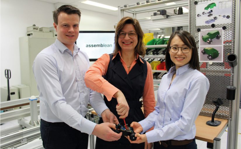 Alexander Pöhler und Xiaojun Yang mit ihrer Mentorin Prof. Dr.-Ing. Iris Gräßler (Mitte). - Foto: Heinz Nixdorf Institut