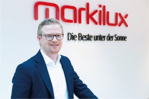 Jan Kattenbeck und seine Kollegen von „team : project“ konnten viele neue Kundenkontakte auf der Intergastra 2020 in Stuttgart knüpfen. Denn mit seinem Produktportfolio für Großflächenbeschattung sei markilux auf großes Interesse in der Außengastronomie gestoßen. - Foto: markilux
