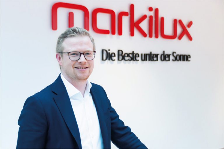 Jan Kattenbeck und seine Kollegen von „team : project“ konnten viele neue Kundenkontakte auf der Intergastra 2020 in Stuttgart knüpfen. Denn mit seinem Produktportfolio für Großflächenbeschattung sei markilux auf großes Interesse in der Außengastronomie gestoßen. - Foto: markilux