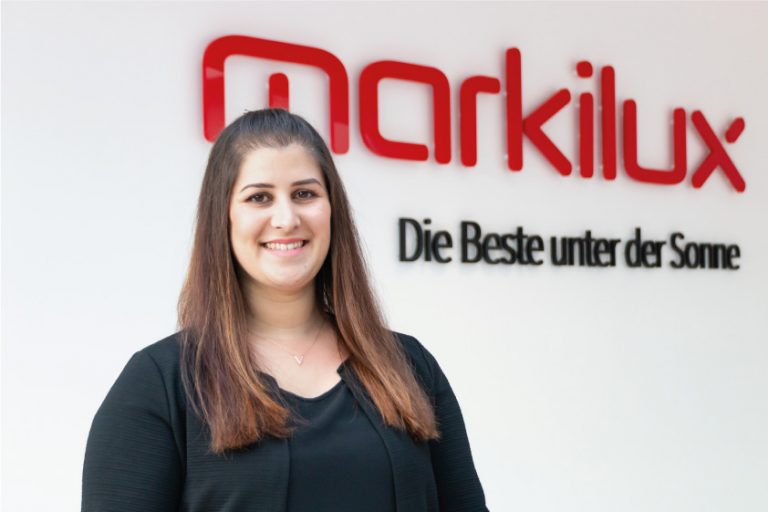 Jasmin Singh, Mitarbeiterin der Abteilung Marketing und Business Development bei markilux, unterstützt internationale Fachpartner im Marketing. Zusammen mit den Betrieben plant sie verkaufsfördernde Schauräume und berät rund um das Thema Werbung und Außenauftritt. Foto: markilux