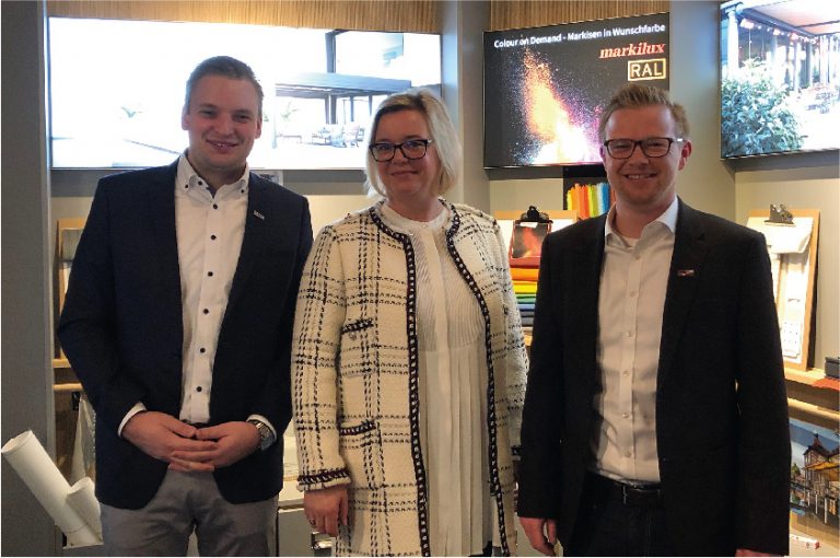 „team : project“ von markilux war im Herbst 2019 in Hamburg und München auf der Messe „architect@work“ vertreten, um dort das Produktportfolio für Großflächenbeschattung vorzustellen und sich mit Architekten und weiteren Planern auszutauschen. (Personenfoto v.l.n.r.: Dominik Tetenborg (Fachberater Region Nord), May Alexandra Bleier (Fachberaterin Region Süd) und Jan Kattenbeck (Leiter „team : project“) - Foto: markilux
