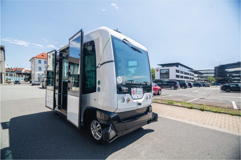 Der autonom fahrende Minibus „Hubi“ ist das Wahrzeichen des vom Bundeswirtschaftsministerium mit dem „Innovationspreis Reallabore“ ausgezeichneten Projektes Hub Chain (© Stadtwerke Osnabrück / René von der Haar).