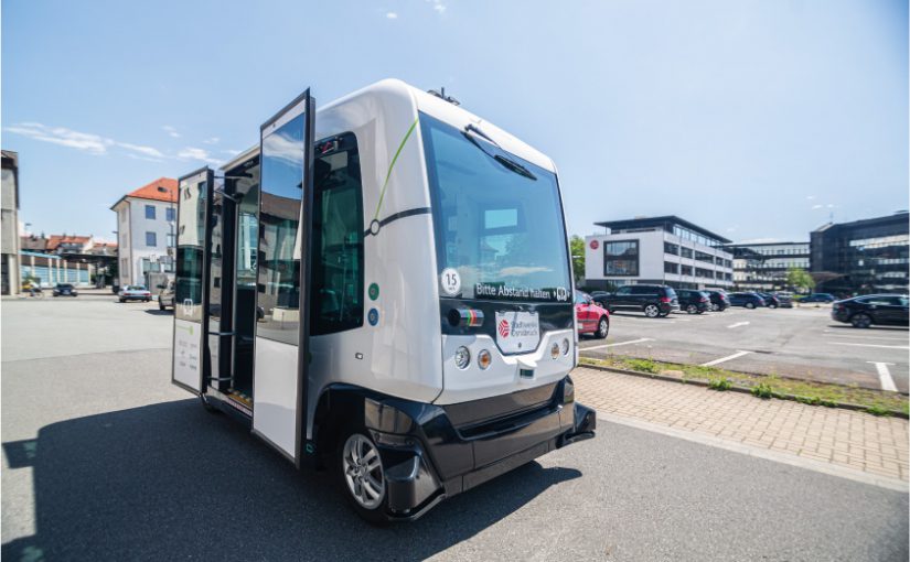 Der autonom fahrende Minibus „Hubi“ ist das Wahrzeichen des vom Bundeswirtschaftsministerium mit dem „Innovationspreis Reallabore“ ausgezeichneten Projektes Hub Chain (© Stadtwerke Osnabrück / René von der Haar).