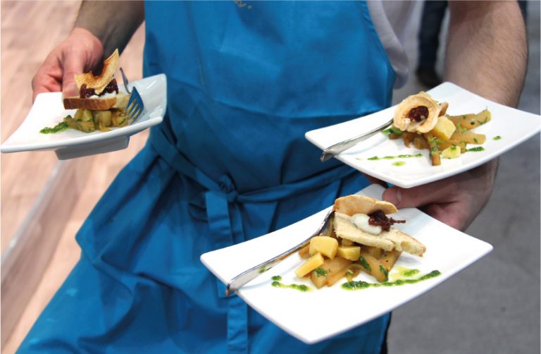 Nicht mehr alles erlaubt: Neue Hygienevorschriften stellen gastronomische Betriebe vor Herausforderungen. Gerichte werden serviert © Münsterland e.V.