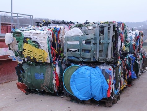 Die fertigen Ballen auf dem AWIGO Recyclinghof - Foto: Strautmann Umwelttechnik Gmbh