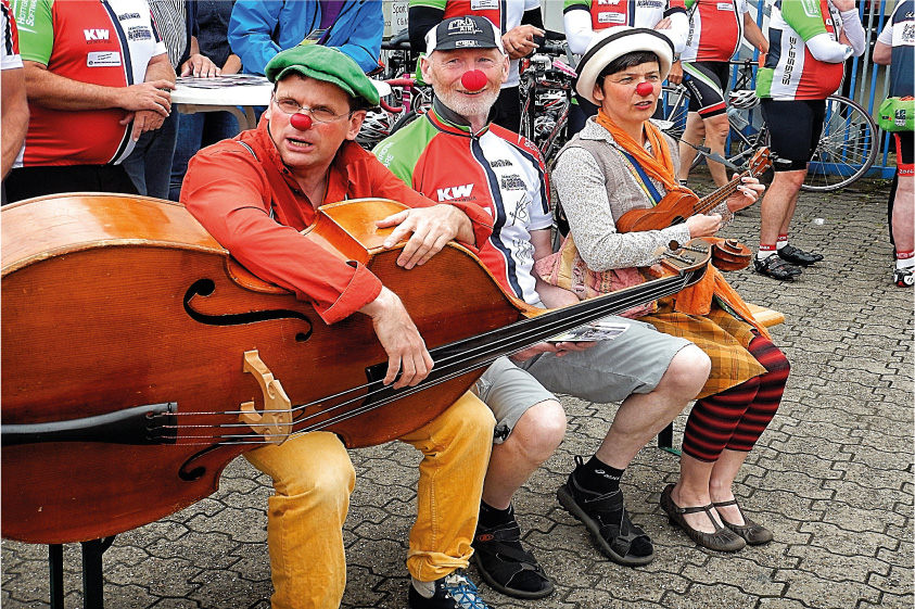 Clownvisiten sind fest im Klinikalltag integriert. Sie schenken den Patienten Spaß sowie Ablenkung und fördern den Heilungsprozess. In Corona-Zeiten bleibt der Kontakt als Online-Visite, per Live-Stream, per Postkarte, Brief und Päckchen. Foto: Glückstour – Schornsteinfeger helfen krebskranken Kindern e.V.