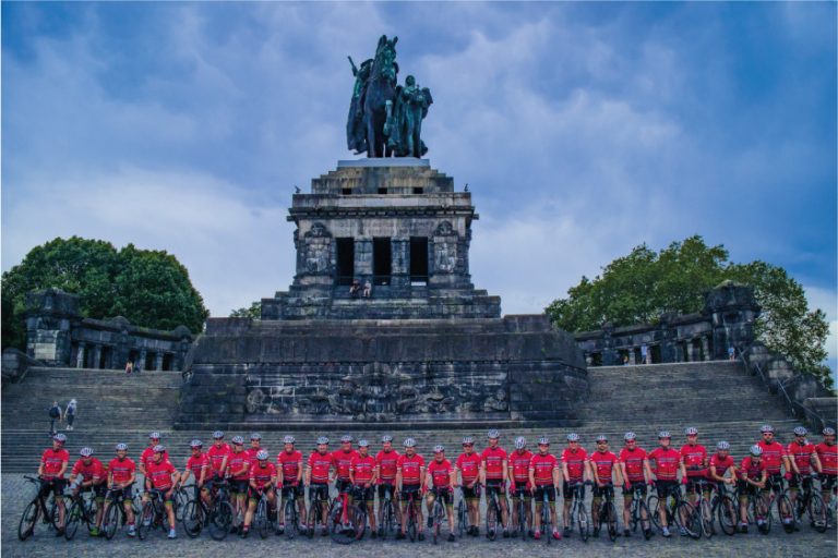 Ungebrochenes Engagement für schwerst- und krebskranke Kinder: hier die Teilnehmer der Glückstour im Jahr 2019 vor dem Deutschen Eck in Koblenz. Foto: Glückstour – Schornsteinfeger helfen krebskranken Kindern e.V.