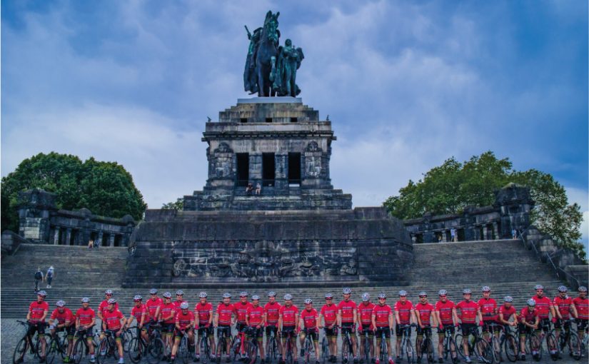 Ungebrochenes Engagement für schwerst- und krebskranke Kinder: hier die Teilnehmer der Glückstour im Jahr 2019 vor dem Deutschen Eck in Koblenz. Foto: Glückstour – Schornsteinfeger helfen krebskranken Kindern e.V.