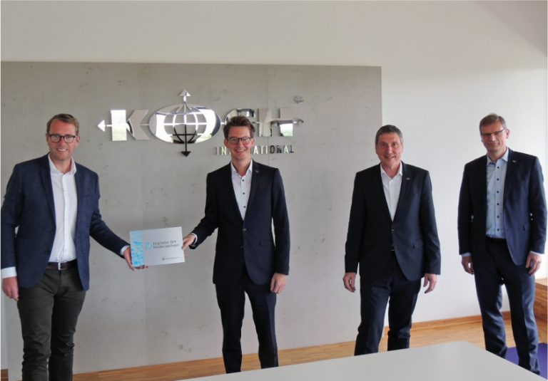 Staatssekretär Stefan Muhle überreicht Marcel Schrage, Ver-trieb, Jürgen Hartkemeyer, Leiter Vertrieb und Heinz-Peter Beste, Geschäftsführer, die Auszeichnung. - Foto: Koch International