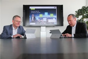 (v.l.n.r.) Auch CTO Roland Bent und CEO Frank Stührenberg beantworteten Kundenfragen im Live-Chat. - Foto: Phoenix Contact
