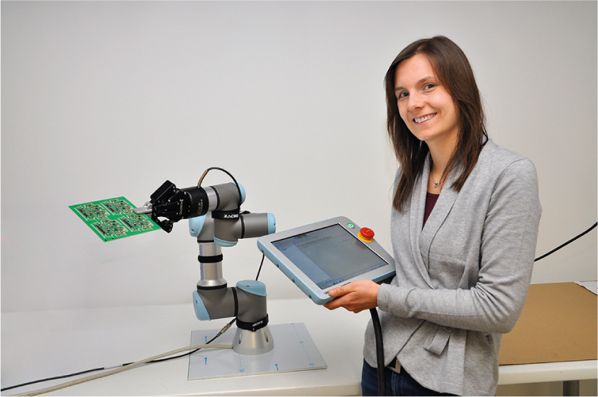 Im Rahmen ihrer Fortbildung zur staatlich geprüften Technikerin im Fachbereich Mechatronik legte Elena Gill die Basis zur Lackierung von Platinen mit einem neuen Roboter bei Esders. - Foto: Esders