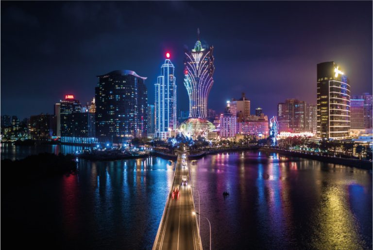 Das Stadtbild von Macau am Abend, das ganze Hotel und Turm sind bunt aufleuchtet mit blauem Himmel, Macau, China. - Lizenzfreie Stockfoto-Nummer: 1279735393